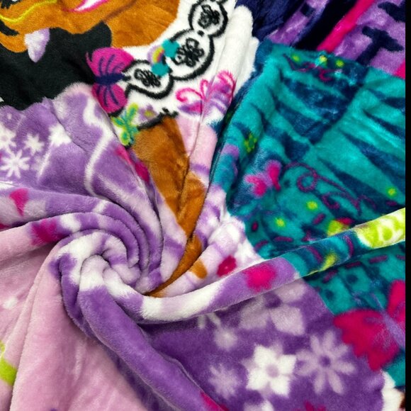 Encanto Family Madrigal Extra Soft Plush Twin Sized Blanket - Picture 2 of 2